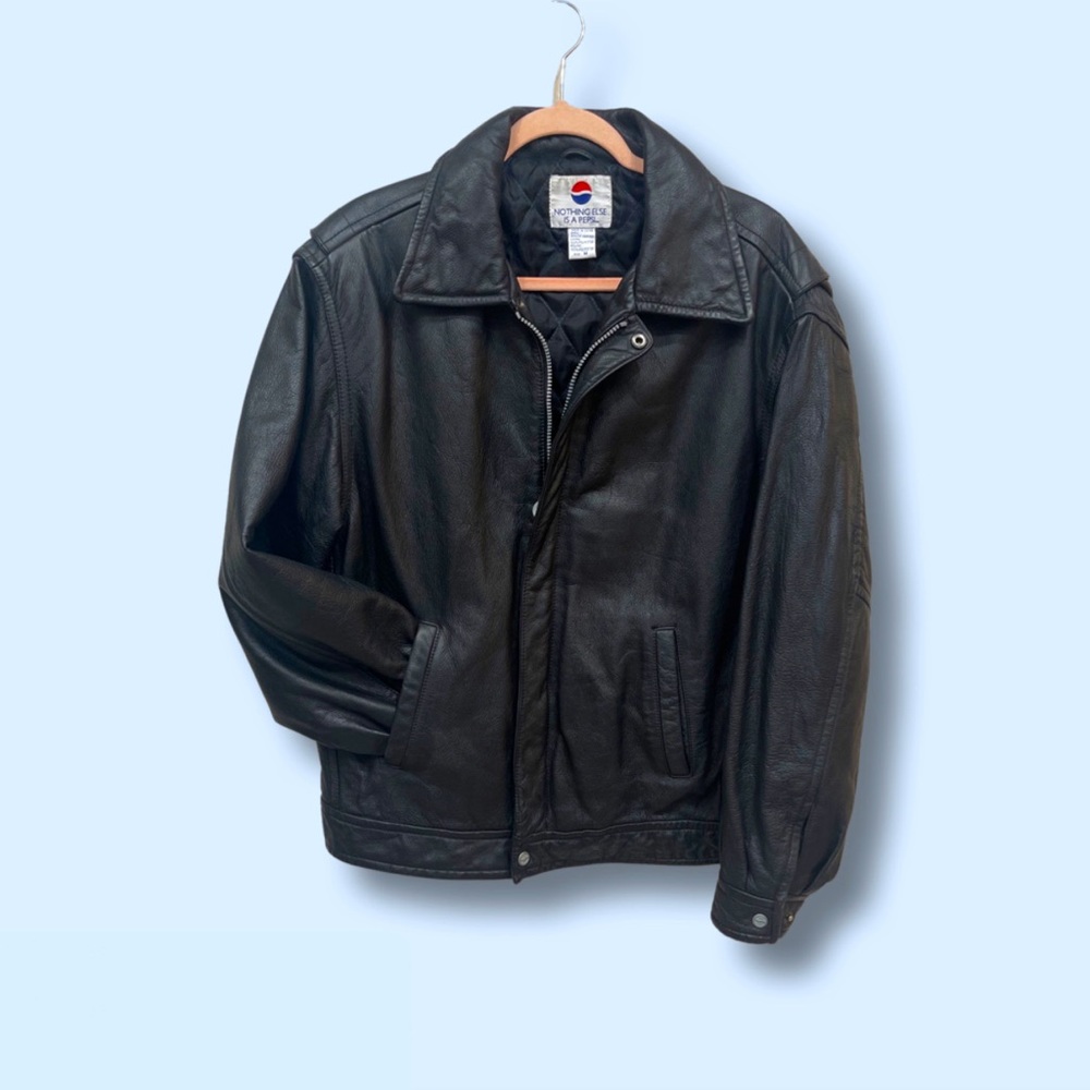 Leather 1996 Pesi Jacket
Medium
Pepsi logo on the zipper. Great condition!